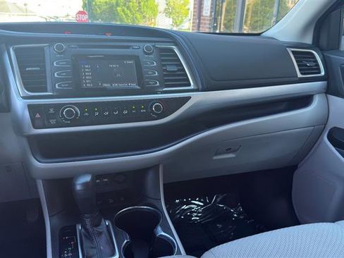 Used 2019 Toyota Highlander LE AWD/4WD image 28