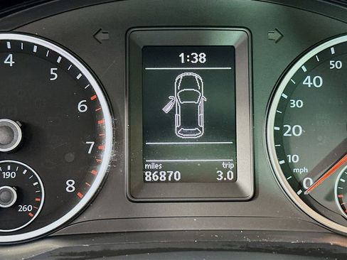 Used 2011 Volkswagen Tiguan SE image 12