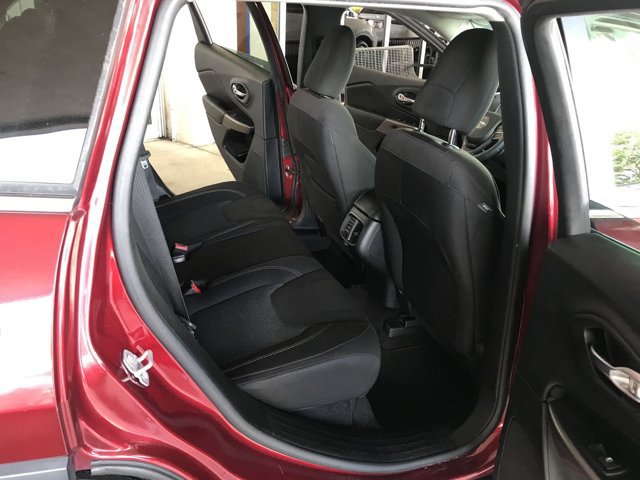 Used 2019 Jeep Cherokee Latitude w/ Popular Appearance Group FWD image 15