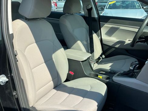 Used 2020 Hyundai Elantra SE image 18