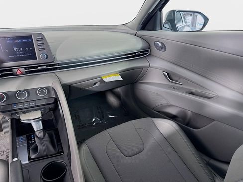 Certified 2025 Hyundai Elantra SE image 22