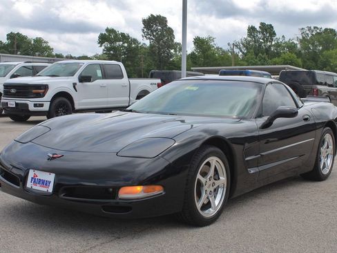 Used 2001 Chevrolet Corvette Coupe w/ Preferred Equipment Group2 RWD image 2