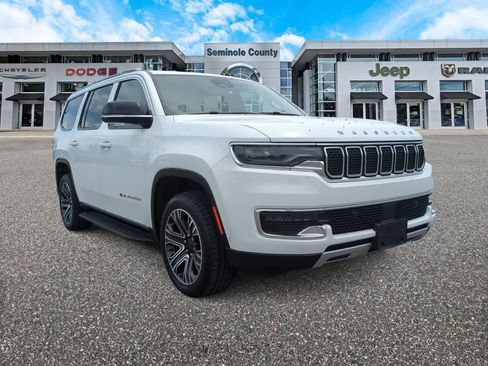 Used 2024 Jeep Wagoneer Series II w/ Flexible Seating Group RWD image 2