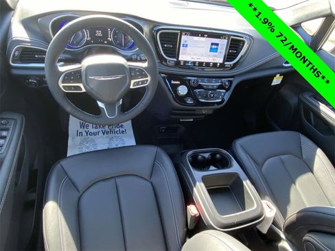 New 2026 Chrysler Pacifica Select image 10