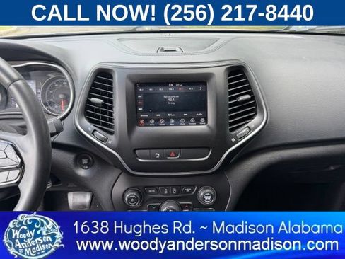 Used 2019 Jeep Cherokee Latitude Plus FWD image 11