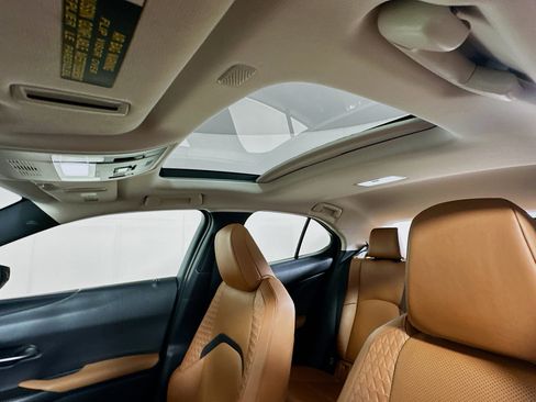 Used 2020 Lexus UX 250h w/ Premium Package image 25