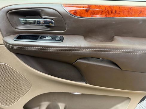 Used 2015 Chrysler Town & Country Touring-L w/ Driver Convenience Group image 15
