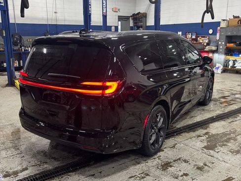 New 2026 Chrysler Pacifica Select image 5