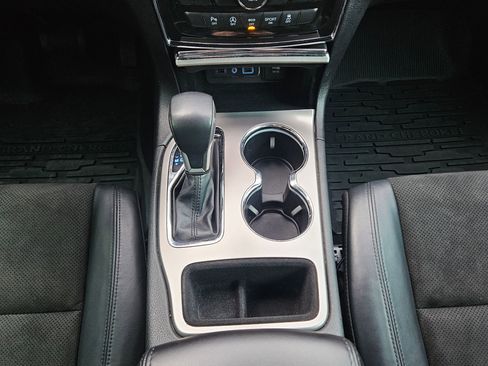 Used 2021 Jeep Grand Cherokee Laredo X image 12