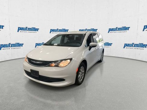 Used 2017 Chrysler Pacifica Touring FWD image 6