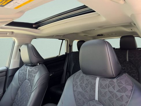 Used 2025 Toyota Highlander XLE AWD/4WD image 25