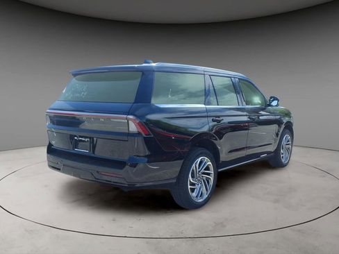 New 2026 Lincoln Navigator Reserve AWD/4WD image 9