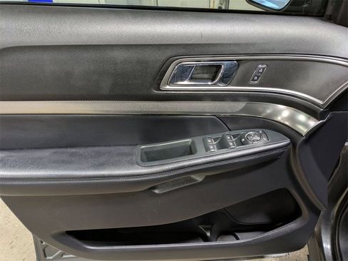 Used 2018 Ford Explorer XLT image 14