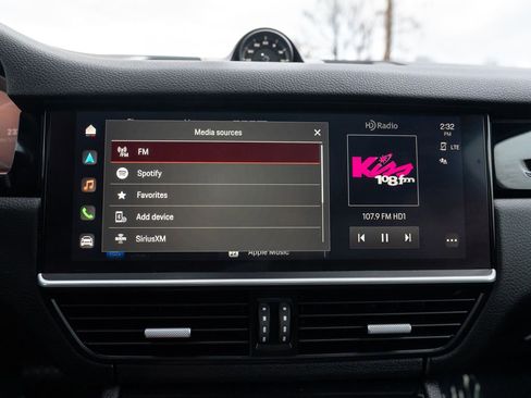 Used 2023 Porsche Cayenne Platinum Edition image 28