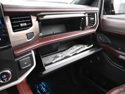 Used 2022 Ford Expedition Limited image 16