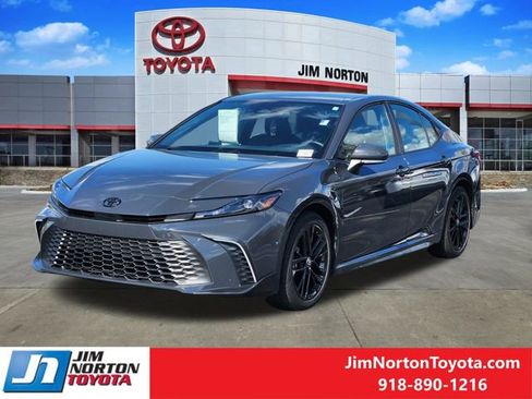 Used 2025 Toyota Camry SE image 3