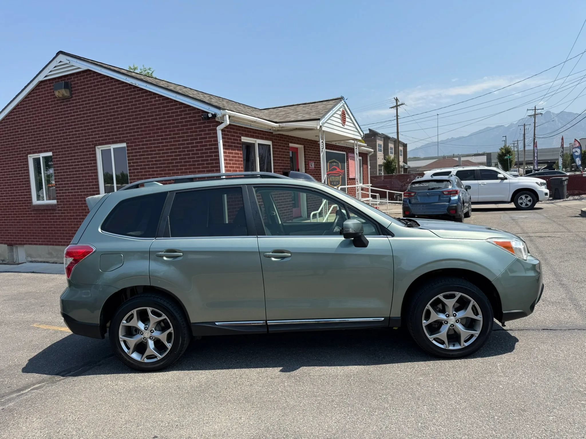 Used 2016 Subaru Forester 2.5i Touring w/ Eyesight & Navigation System AWD/4WD image 4