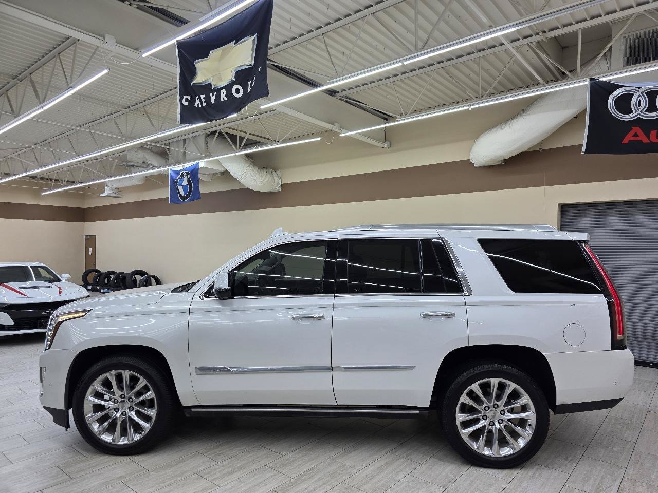 Used 2019 Cadillac Escalade Premium Luxury AWD/4WD image 9