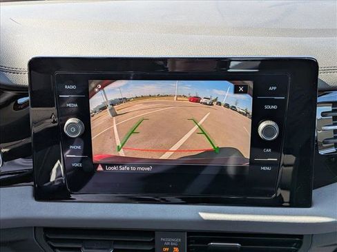 Used 2025 Volkswagen Jetta SE image 13