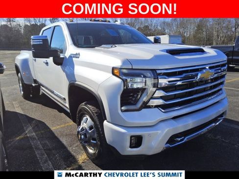 Used 2024 Chevrolet Silverado 3500 High Country w/ Technology Package image 2
