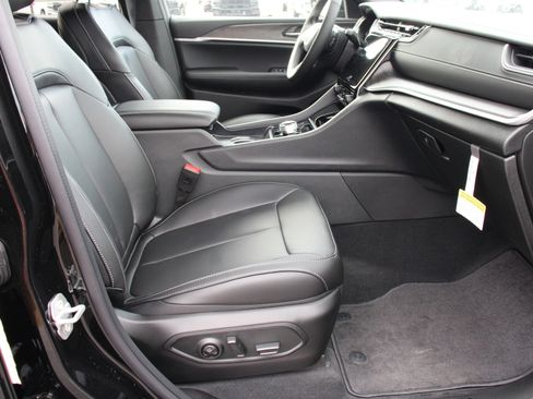 New 2025 Jeep Grand Cherokee L Limited w/ Black Appearance Package image 33