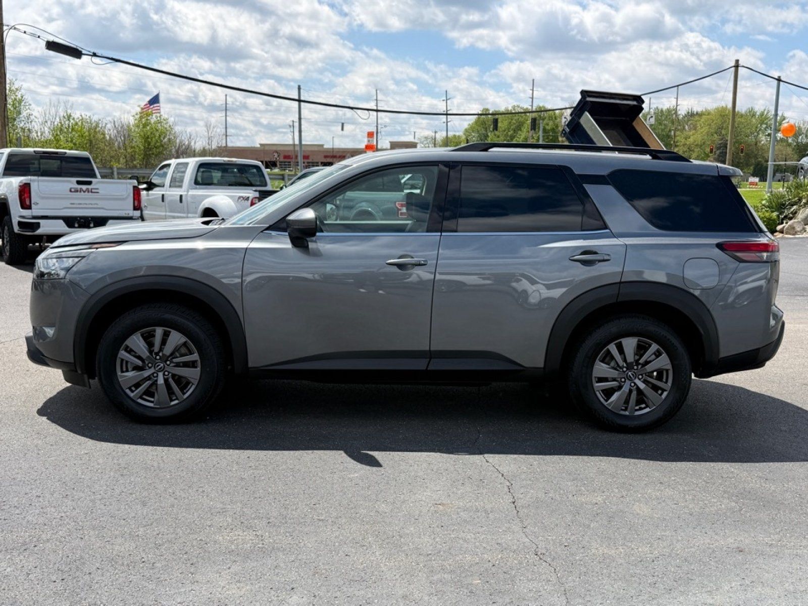 Used 2025 Nissan Pathfinder SV FWD image 5