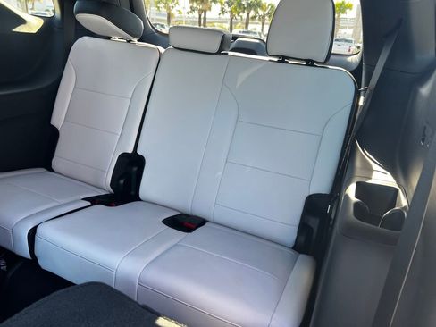 Used 2025 Chevrolet Traverse High Country image 67