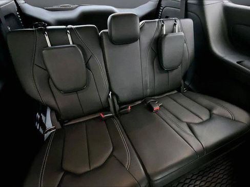Used 2025 Chrysler Pacifica Select image 27