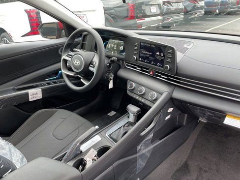 New 2025 Hyundai Elantra SE image 8