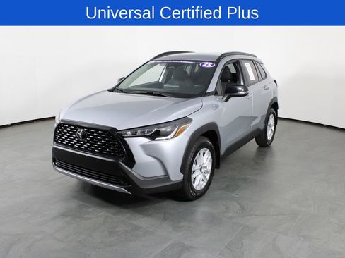 Used 2025 Toyota Corolla Cross LE image 2