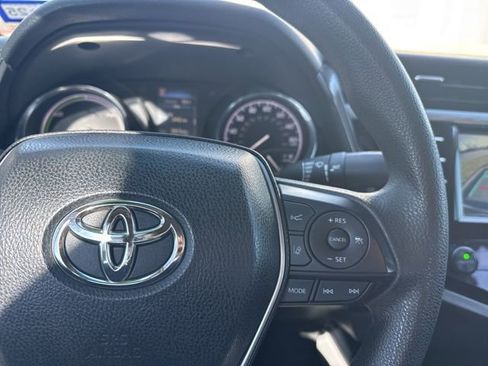 Used 2018 Toyota Camry LE image 14