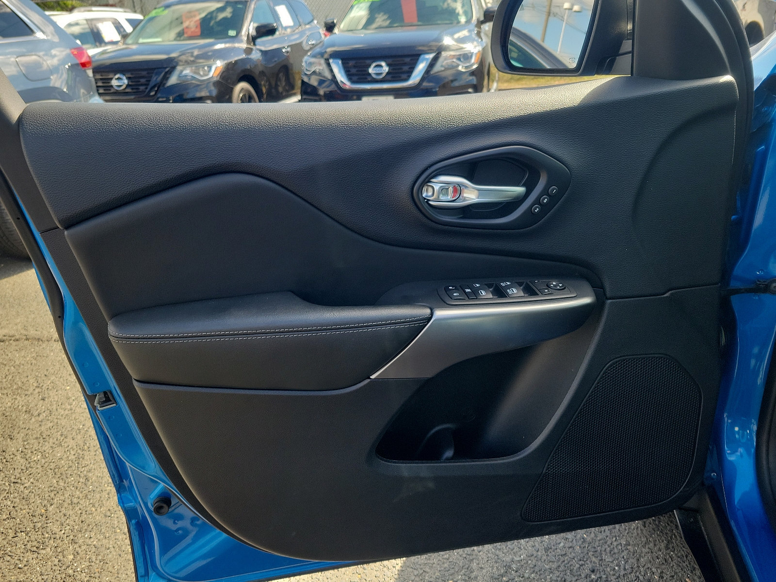Used 2022 Jeep Cherokee Limited AWD/4WD image 12