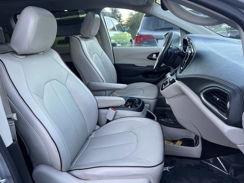 Used 2017 Chrysler Pacifica Limited w/ Tire & Wheel Group image 30