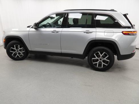 Used 2025 Jeep Grand Cherokee Limited AWD/4WD image 24