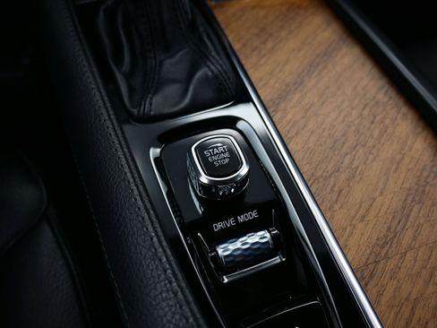 Used 2021 Volvo XC90 T6 Momentum w/ Advanced Package image 24