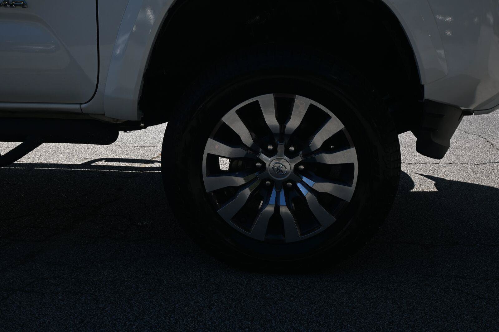 Used 2020 Toyota Tacoma Limited RWD image 32