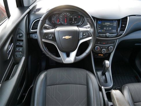 Used 2022 Chevrolet Trax LT w/ LT Convenience Package image 9