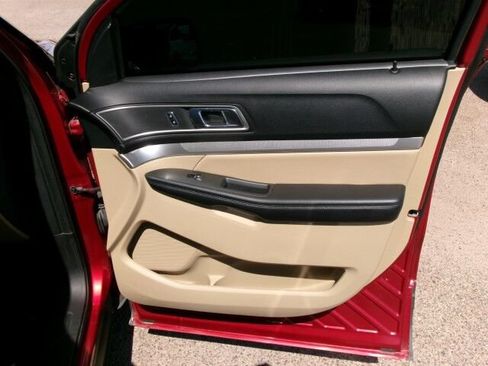 Used 2017 Ford Explorer XLT w/ Equipment Group 201A FWD image 17