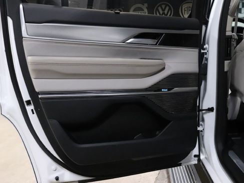 Used 2023 Jeep Grand Wagoneer Series II w/ Premium Group II image 19