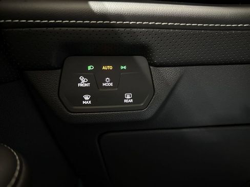 Used 2024 Volkswagen Atlas Cross Sport SE image 18