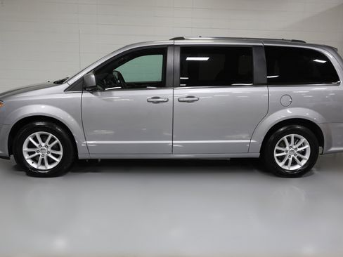 Used 2018 Dodge Grand Caravan SXT image 3