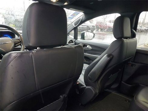 Certified 2020 Chrysler Pacifica Touring-L image 11