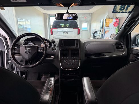 Used 2018 Dodge Grand Caravan SE FWD image 13