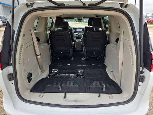 Used 2023 Chrysler Pacifica Touring-L FWD image 23