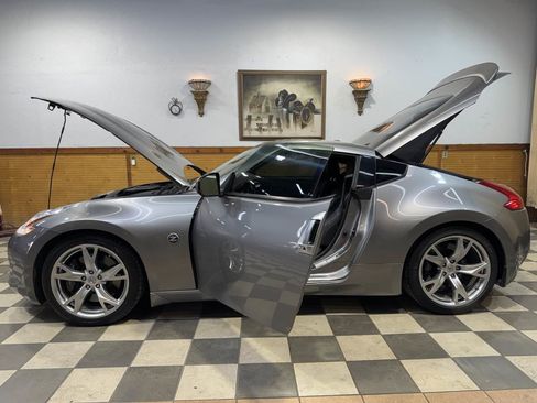 Used 2009 Nissan 370Z Touring w/ Sport Pkg image 11