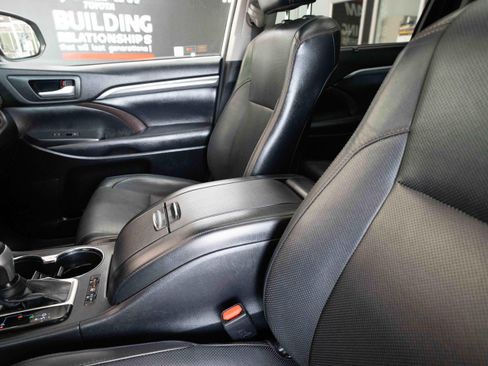 Used 2018 Toyota Highlander Limited Platinum w/ Carpet Mat Package (TMS) AWD/4WD image 10