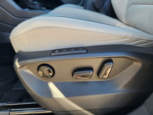 Used 2018 Volkswagen Tiguan SEL Premium image 24