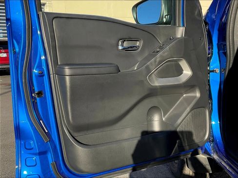Used 2025 Nissan Frontier SV image 18