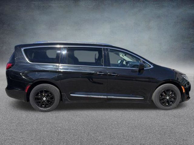 Used 2020 Chrysler Pacifica Touring-L FWD image 5