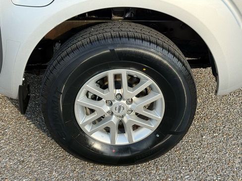 Used 2014 Nissan Frontier SV image 9